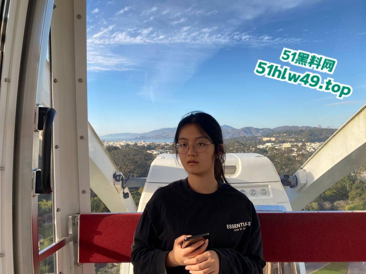 新加坡留学生【刘冰】前男友曝出，留学圈子乱搞多次约炮，果然戴眼镜的就是骚视频内容也是真赞啊！-8