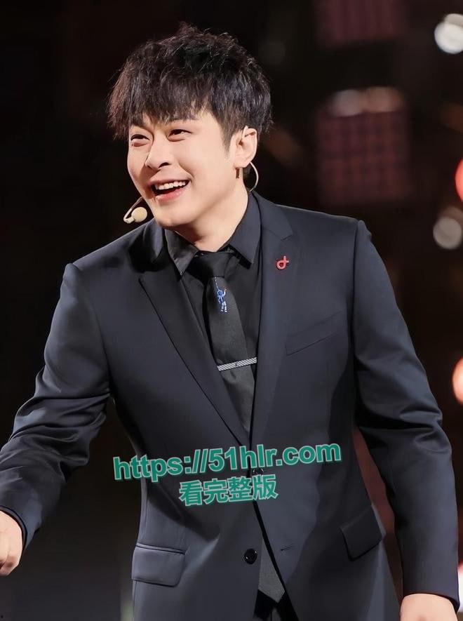 顶流男网红【辛巴】再陷风波，嫖娼丑闻被揭露后，辛巴逃亡香港，激情嫖娼视频全网疯传，人设彻底塌房-1