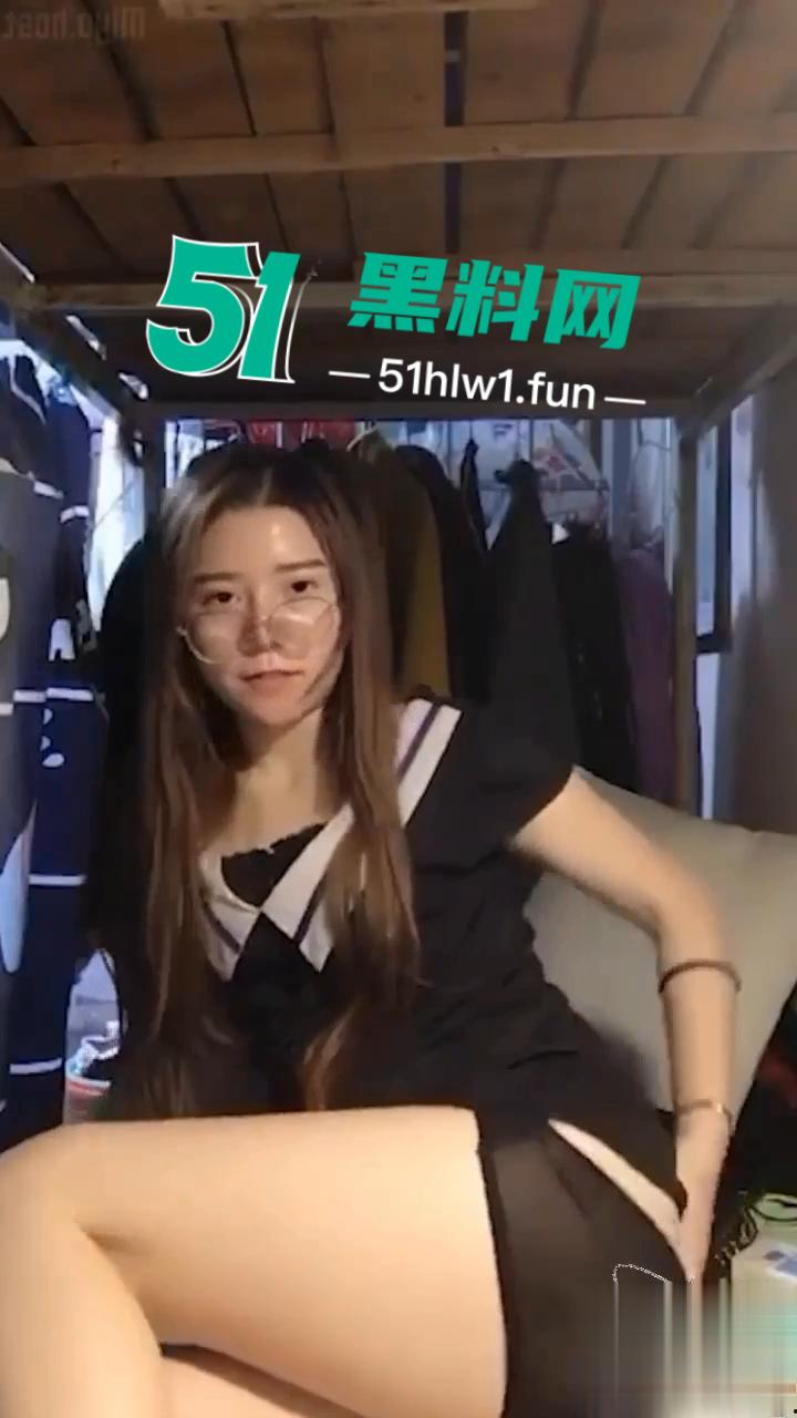 武汉服装学院大三骚货学生【刘宝妍】在宿舍内大胆下海黄播自慰，全程卖骚挑逗想勾引金主。-4