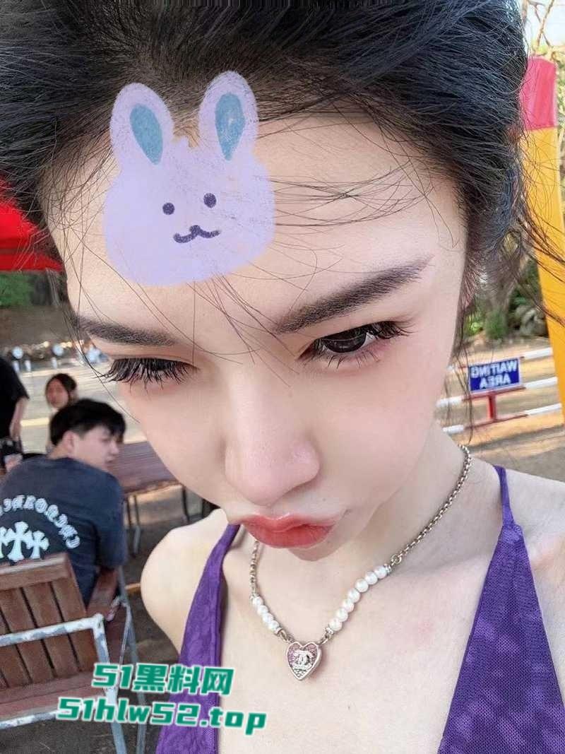 天津顶级名媛【黄丽娜】线下援交视频曝光，疯狂式口交深喉被金主爆操爽的直翻白眼，肩部纹身实锤无疑！-1