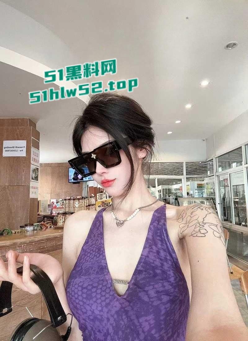 天津顶级名媛【黄丽娜】线下援交视频曝光，疯狂式口交深喉被金主爆操爽的直翻白眼，肩部纹身实锤无疑！-2