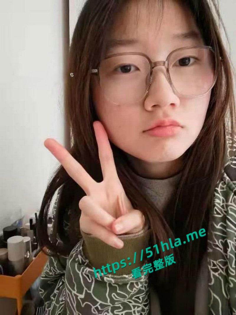 曲阜师范大学【何鑫】与男友性爱视频流出，白嫩胴体让人欲罢不能，对镜玩穴足交伺候主人超劲爆！-1