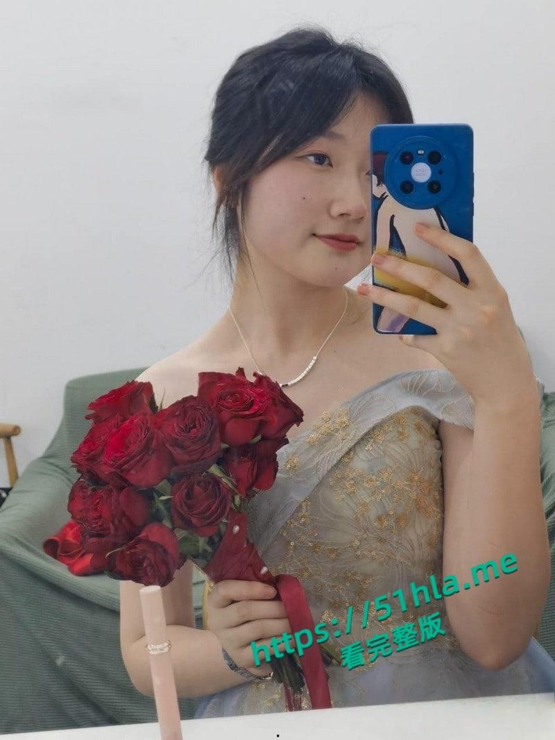 曲阜师范大学【何鑫】与男友性爱视频流出，白嫩胴体让人欲罢不能，对镜玩穴足交伺候主人超劲爆！-3