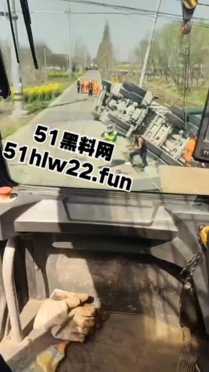 南通市六匡发生惨烈车祸，小车被运沙车侧翻压倒在车内，老两口被碾压身亡现场画面流出。-2