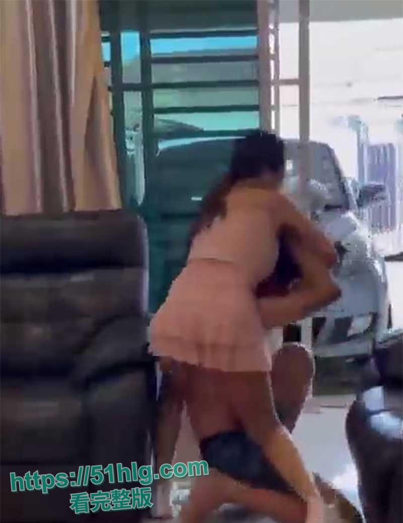 【广州】美艳人妻现场直播抓奸！小三家踢馆被情敌挑衅，骑脖暴揍出轨老公，原配这身材真赞-8