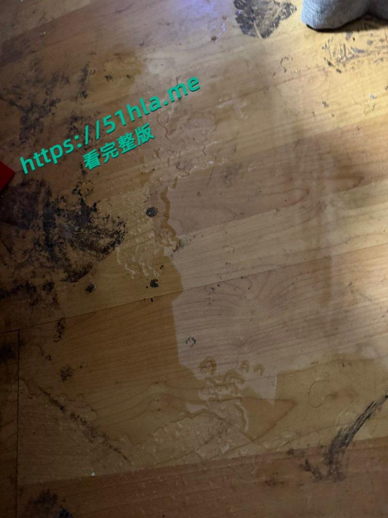 广东清纯学生妹【翘臀小猫】做爱视频流出，姨妈刚走就被男友疯狂调教，跪舔大屌白虎粉嫩被操到高潮肿胀！-10