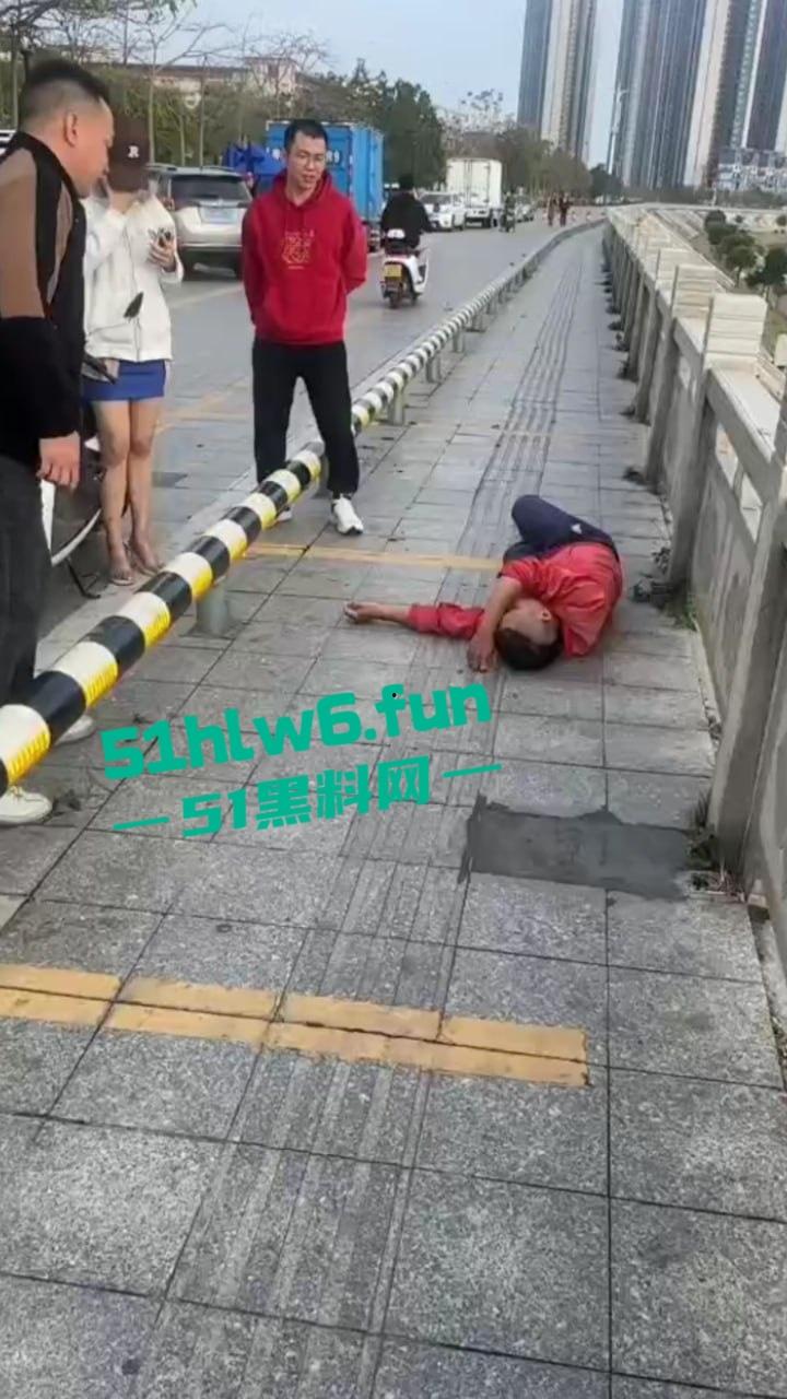广东茂名化州女网红被猥亵事件，高颜值擦边女网红穿性感吊带裙江边跳舞被大叔摸臀猥亵。-1