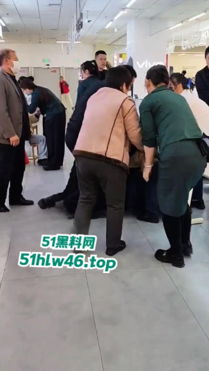 河北衡水捉奸现场，信誉楼老凤祥女店长和有钱客人发展地下恋情，原配妻子捉奸当场爆揍。-2