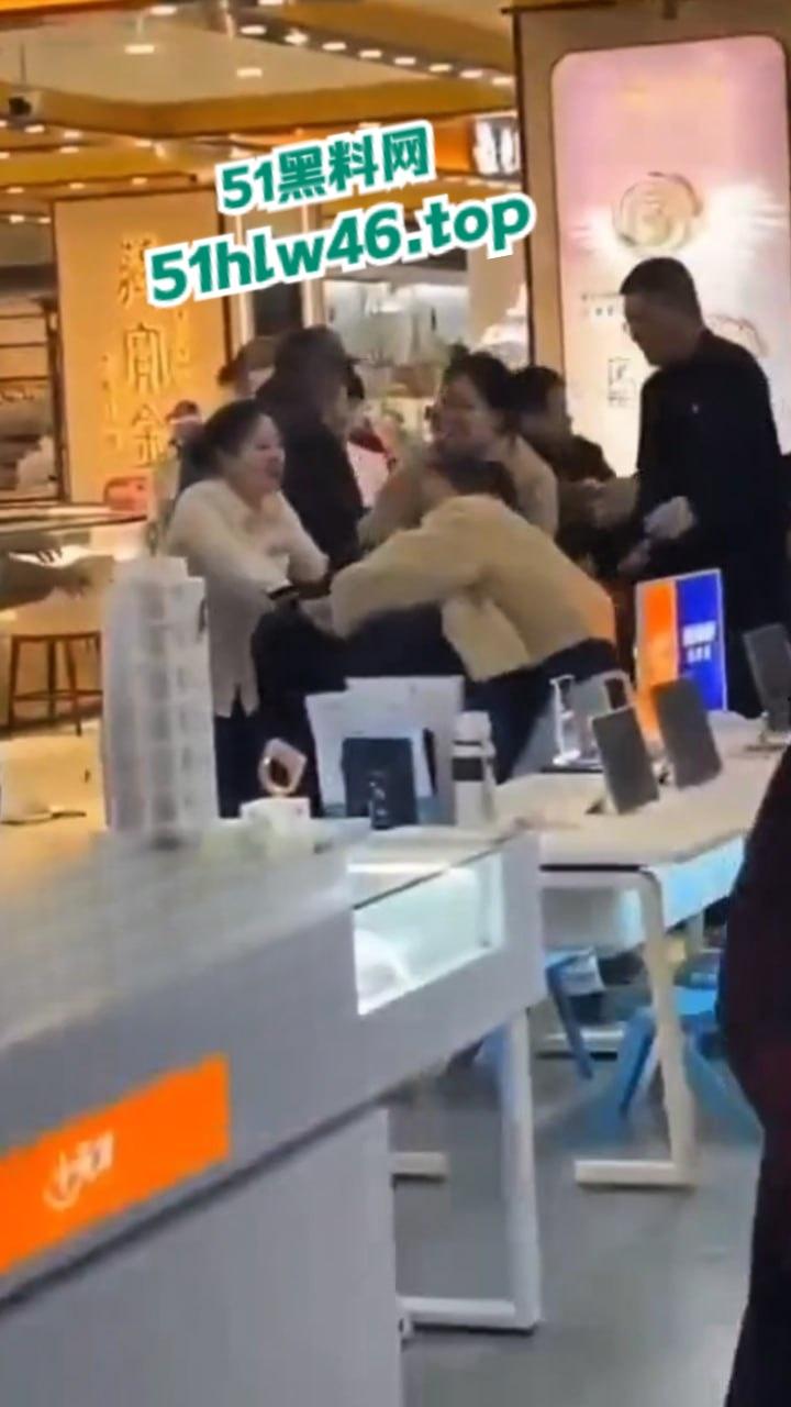 河北衡水捉奸现场，信誉楼老凤祥女店长和有钱客人发展地下恋情，原配妻子捉奸当场爆揍。-5