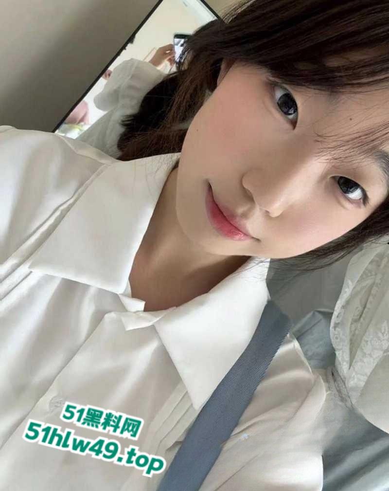 云南师范大学眼镜妹【周晓琴】高颜值学妹私下寂寞难耐，在家自拍火辣自慰视频，撩骚求人狠狠插入！-3