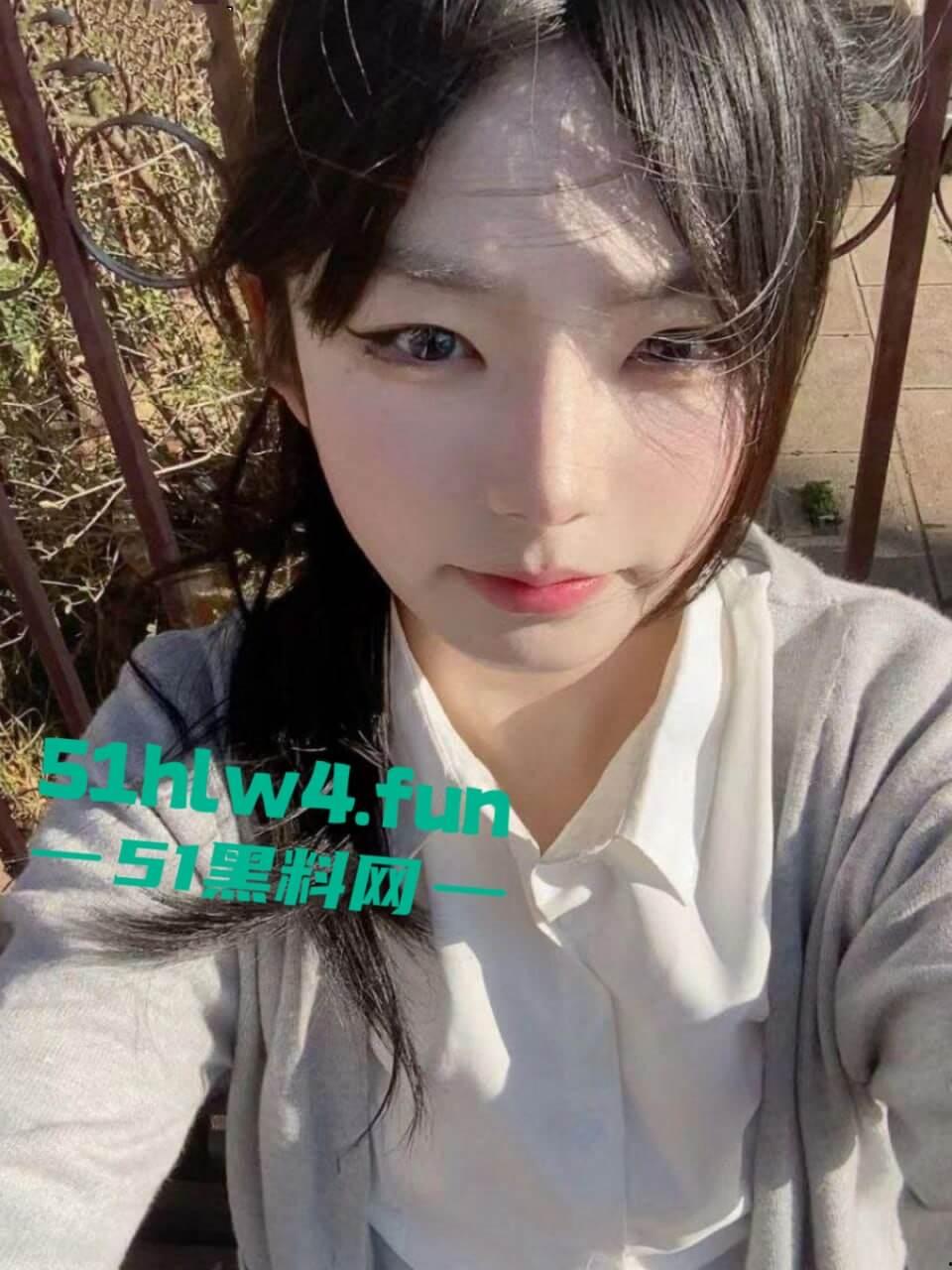 极品邻家学生嫩妹表面甜美乖乖女，私下却是渴望大屌的骚逼，穿白色丝袜足交勾引激情啪啪。-6