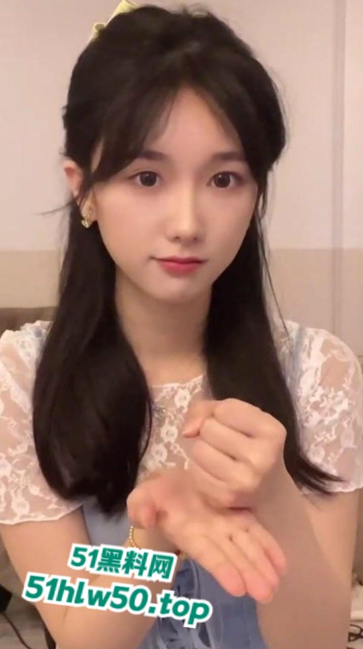 20万粉美女主播【小刘同学zzz】与探花李神约战，从沙发到床上强悍女上位！-7