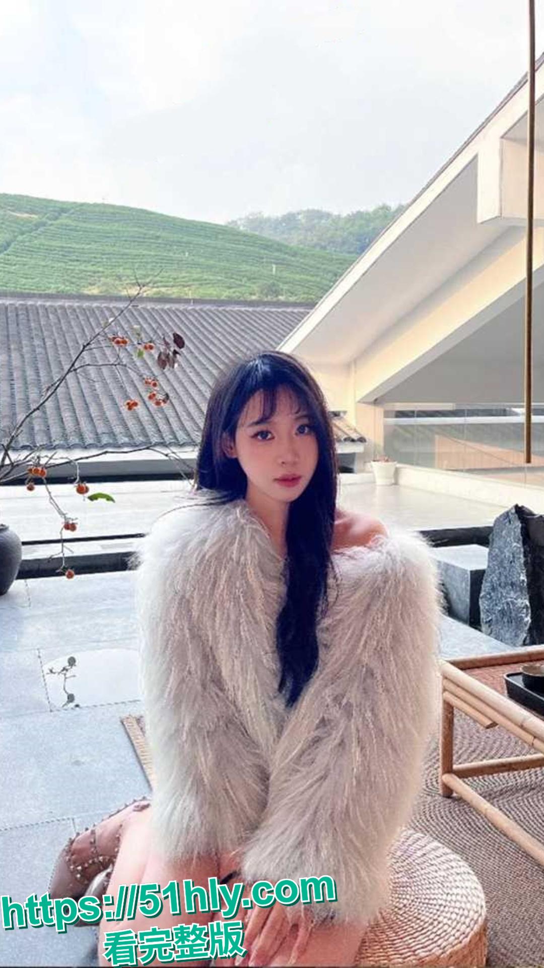 上海某公司高管带性感女同事张爱玲出差 灌醉后露脸吃屌酒店激情后入 微醺的表情与性感翘臀 极具诱惑-3