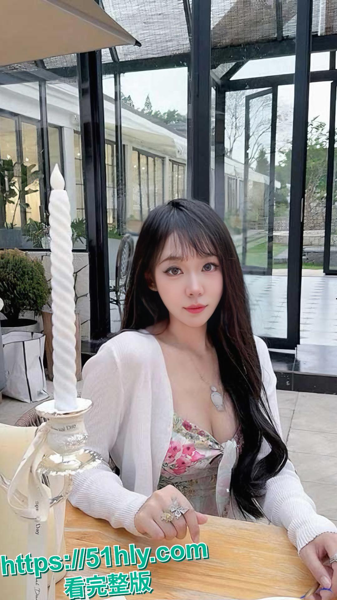 上海某公司高管带性感女同事张爱玲出差 灌醉后露脸吃屌酒店激情后入 微醺的表情与性感翘臀 极具诱惑-6