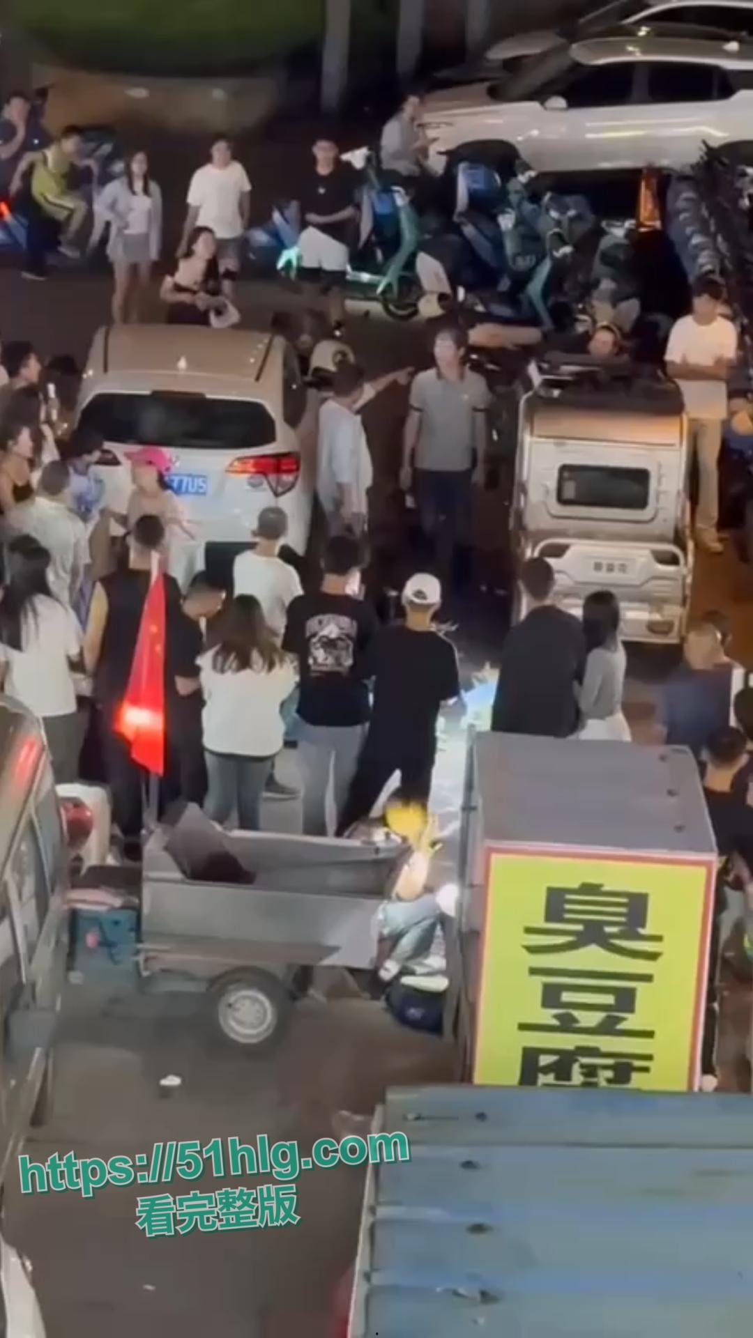 【山东潍坊】小康河夜市惊现血案！争地摊位引发骇人命案，两男激烈冲突，一刀封喉-1