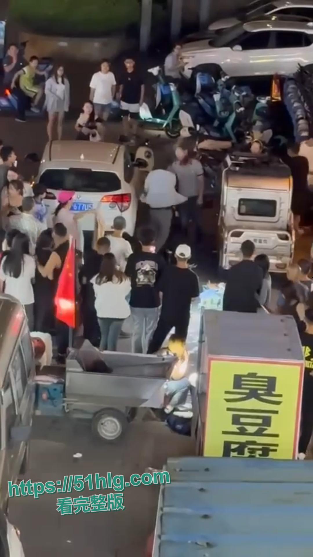 【山东潍坊】小康河夜市惊现血案！争地摊位引发骇人命案，两男激烈冲突，一刀封喉-2