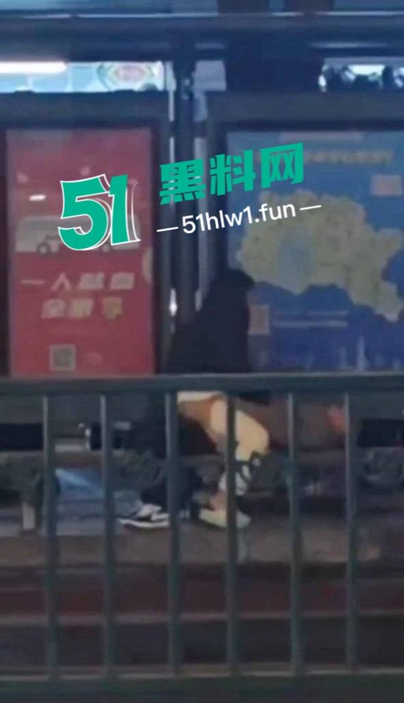 震惊！常州大学城公交车站两男女饥渴难耐当街啪啪，各种姿势变换无视路人视频曝光全网疯传。-5