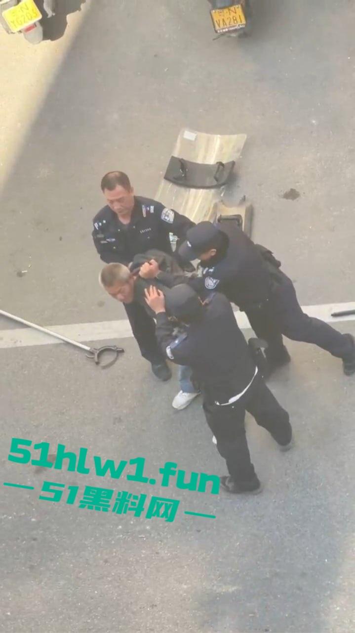 广东海丰县中年大爷手持菜刀怒怼警察，单挑三防爆盾，硬刚场面炸裂牛逼到飞起！-5
