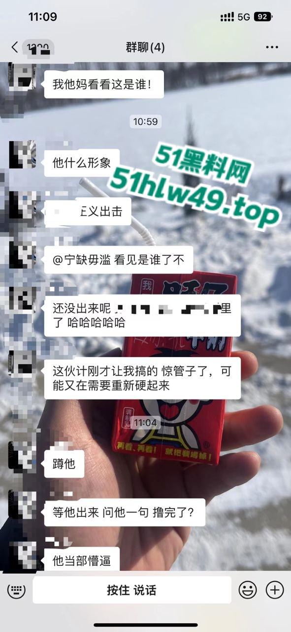 男子厕所看片打飞机被瓜友发现，洗手液瓶灌满水直接扔进去吓唬人，这不得吓阳痿了啊！-5