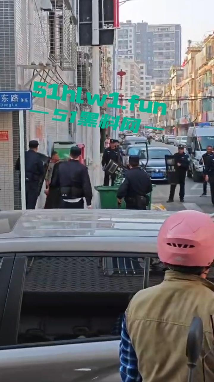 广东揭阳无业男子持刀示威被防暴警察当街擒拿 成功把自己送进局子 年夜饭有着落了！-7