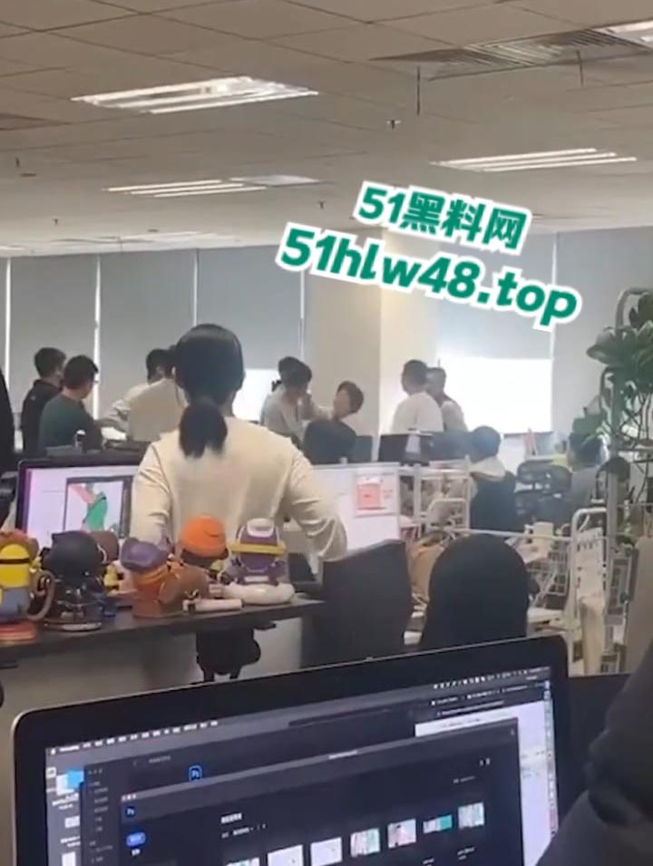 京东员工神操作借职务之便，睡供应商老婆被老公发现后，携全家到公司讨要说法。-5