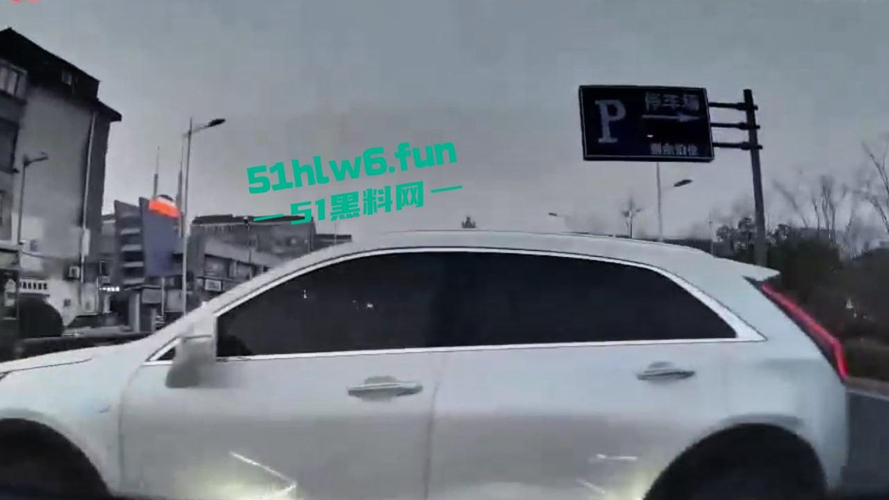 江苏南通小仙女和男友吵架崩溃发疯，竟抢夺方向盘导致车祸，恳求不要告诉警察否则会判刑。-4