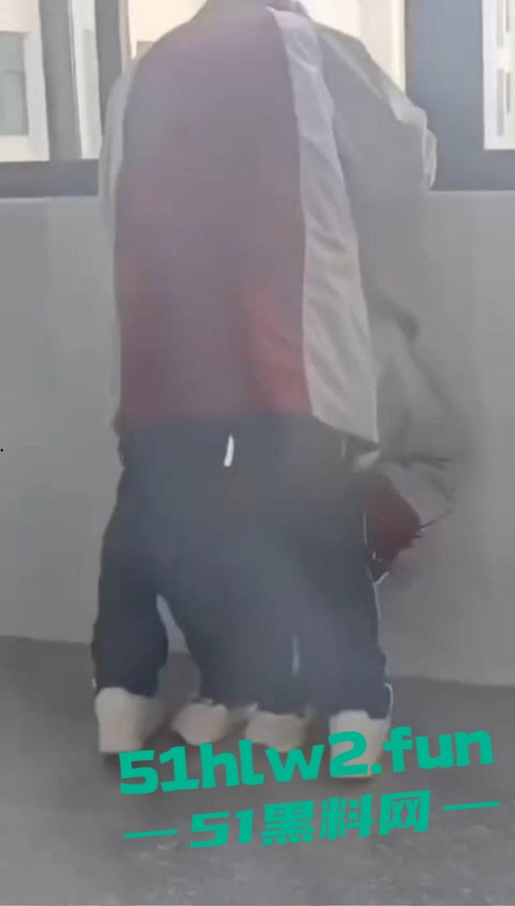 江苏淮阴中专教室走廊变活春宫！学生狗男女当众表演口交，偷拍视频疯传，学校沦为龟狗乐园！-3