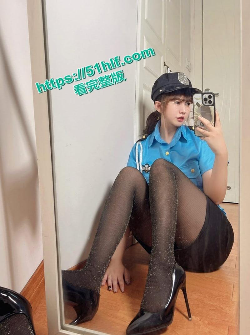 高颜值小母狗【张思允】化身性感女警官，付费视频曝光，高跟黑丝性感小短裙，镜前展示诱人肉体！-1