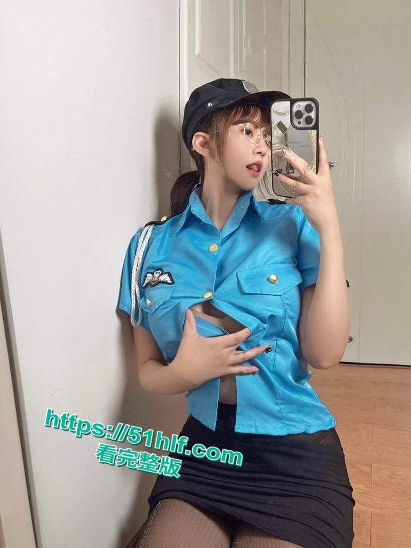 高颜值小母狗【张思允】化身性感女警官，付费视频曝光，高跟黑丝性感小短裙，镜前展示诱人肉体！-2