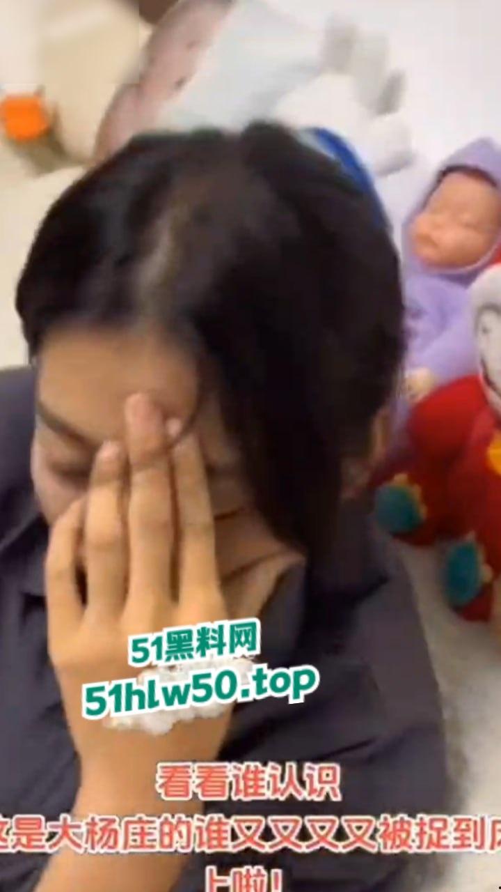 河北邯郸大杨庄，男子出轨带小三回家，捉奸时小三还穿着原配的衣服，玩的真野啊！-4