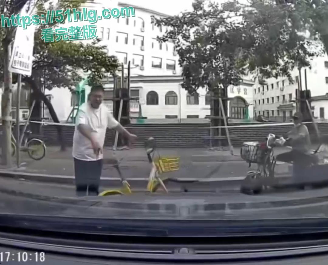 00后小鲜肉告诉你怒路症有多可怕 街头反复怒撞大叔 蓄意谋杀不遂 下车继续叫嚣 没人治你 00后治你-2