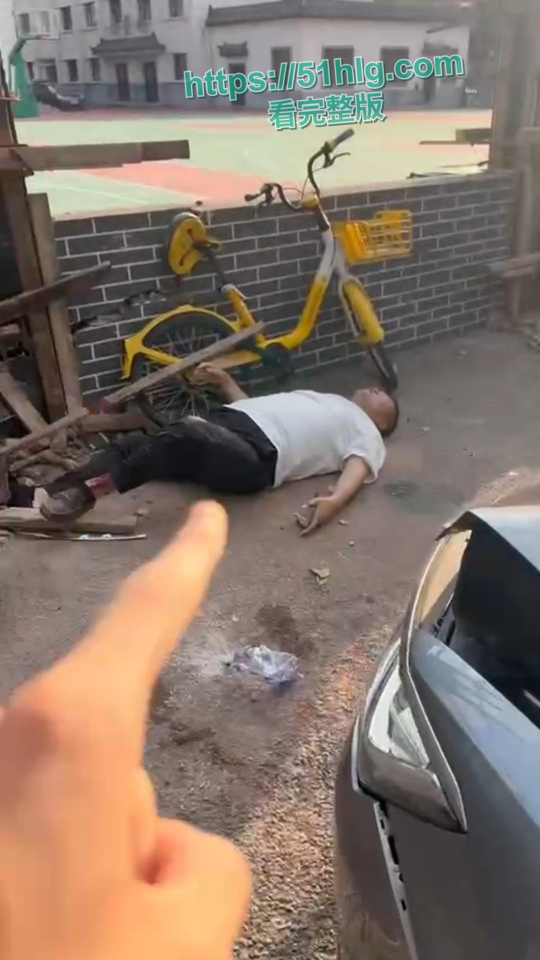 00后小鲜肉告诉你怒路症有多可怕 街头反复怒撞大叔 蓄意谋杀不遂 下车继续叫嚣 没人治你 00后治你-5