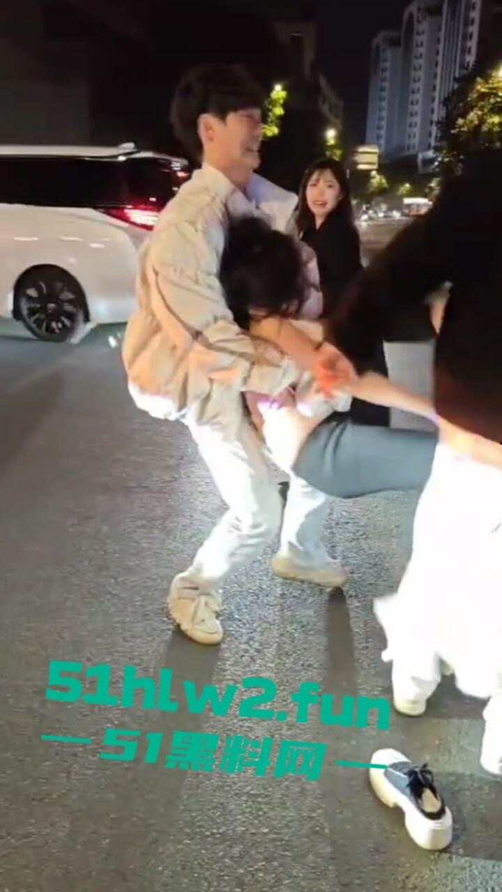 汕头小仙女和闺蜜喝醉被三男子搭讪，结果小仙女直接暴走当街殴打辱骂男子，这是真猖狂啊。-4