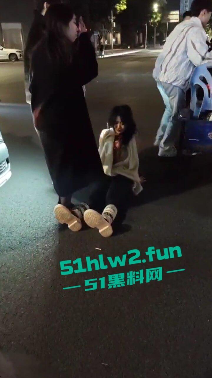 汕头小仙女和闺蜜喝醉被三男子搭讪，结果小仙女直接暴走当街殴打辱骂男子，这是真猖狂啊。-9