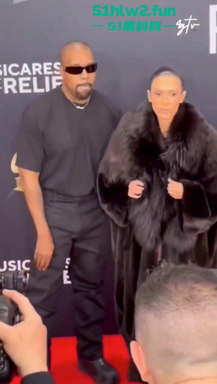 侃爷娇妻真空亮相格莱美红毯，公然上演户外露出全场惊呆！这尺度连镜头都不敢眨眼。-6