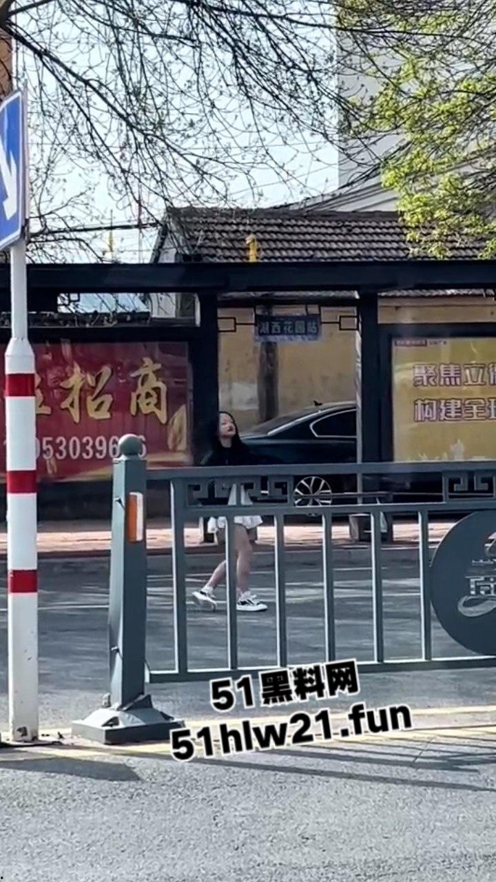 山东精神小妹嗑药过量致幻，大街上举止怪异如无脑丧尸邪崇附体样子超级可怕。-6