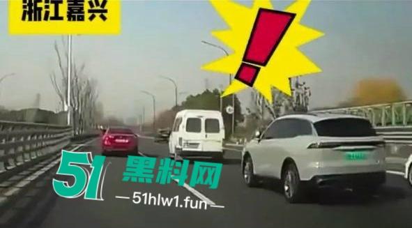 网传视频浙江桐乡屠甸车祸，疑似辆车开斗气车相撞一死一伤，面包车直接粉碎半个车厢消失。-6