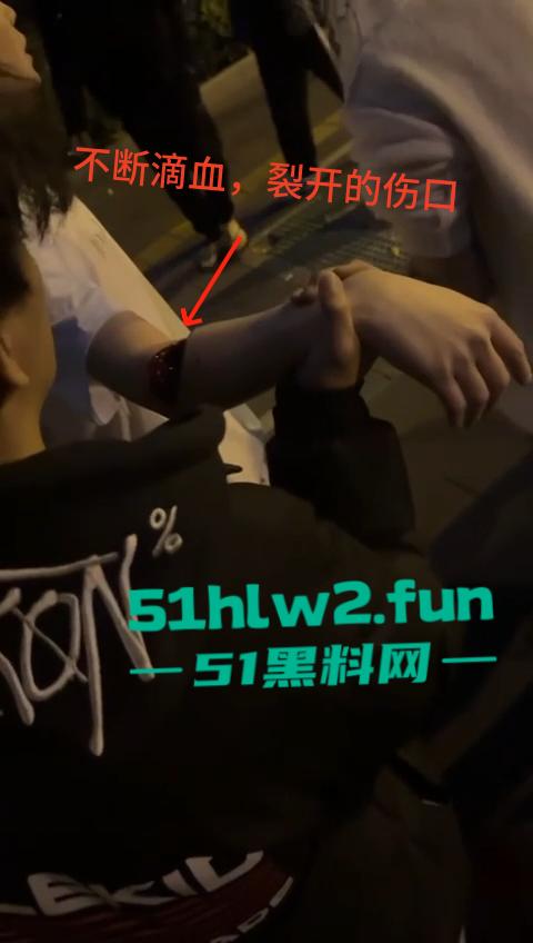 网传两群精神小伙天桥下约架，谁跳砍谁蒙面刀客低调上场，人狠话不多提起就是一刀儿。-4