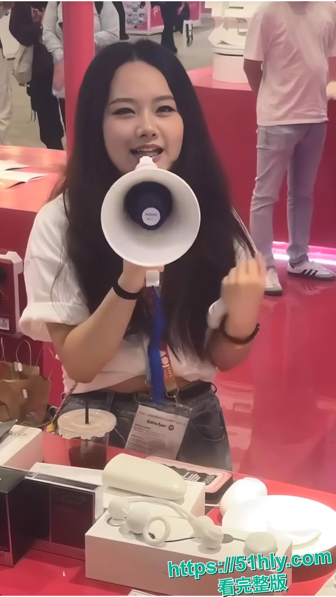 2025南京情趣用品展会 甜美解说妹子视频外泄：巨乳女神跪地撅臀大鸡巴道具狠捅骚穴，喷奶浪叫成真母狗，私下反差太他妈劲爆！-3