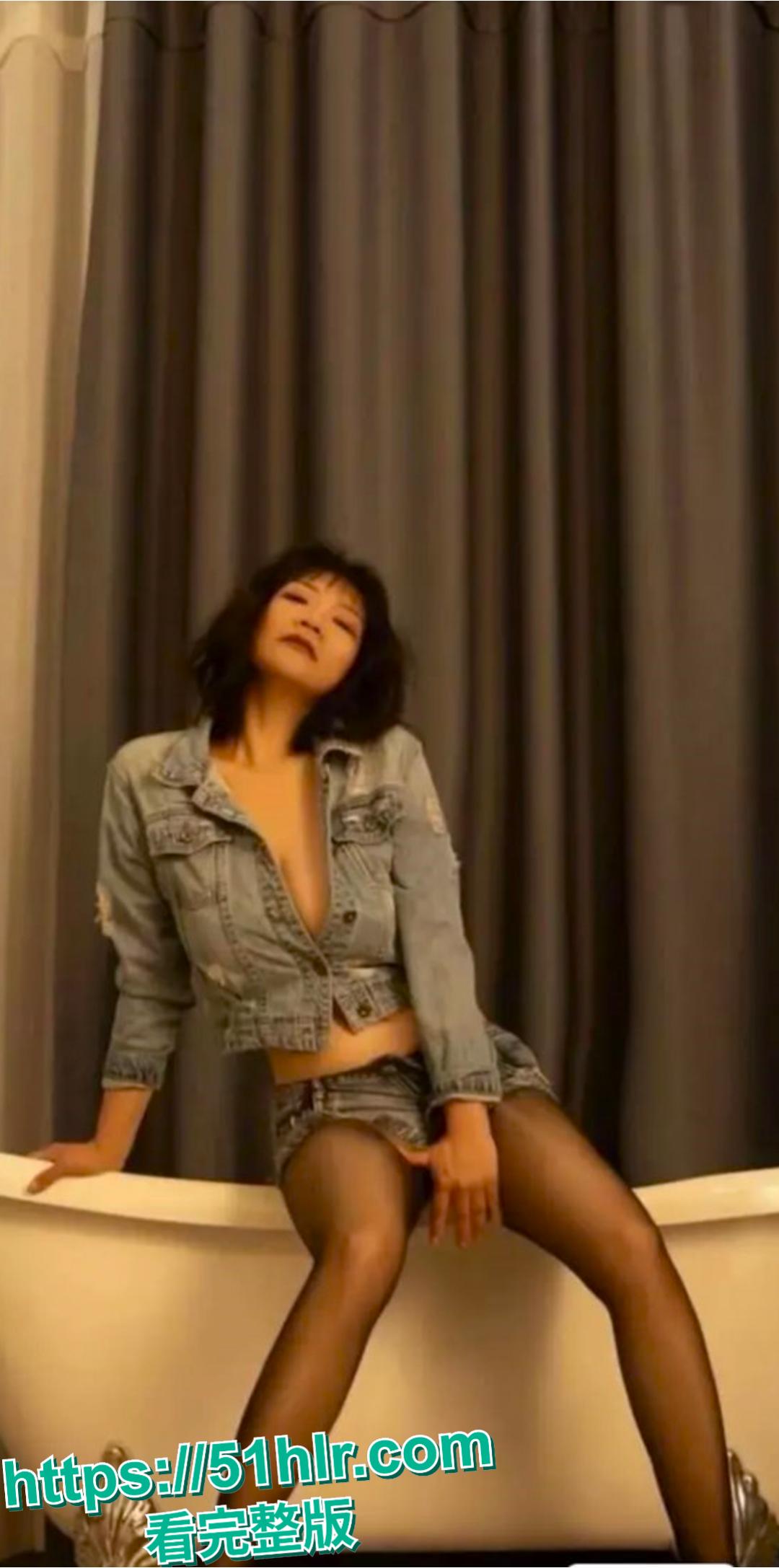 抖音13w粉丹姐于丹钢琴老师  表面上是个钢琴老师靠音乐交朋友收徒弟 实际上钱给的多巨乳骚逼是应有尽有。-5