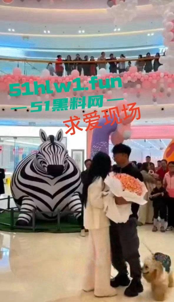 云南保山君悦广场大瓜，平安夜【王麒麟】表白原配直接现场抓奸曝光小三吃鸡视频。-2