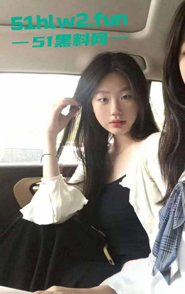 河南20岁骚货母狗【李琦】穿着黑丝连体情趣内衣大跳骚舞，露脸自慰的表情简直太骚了。-1