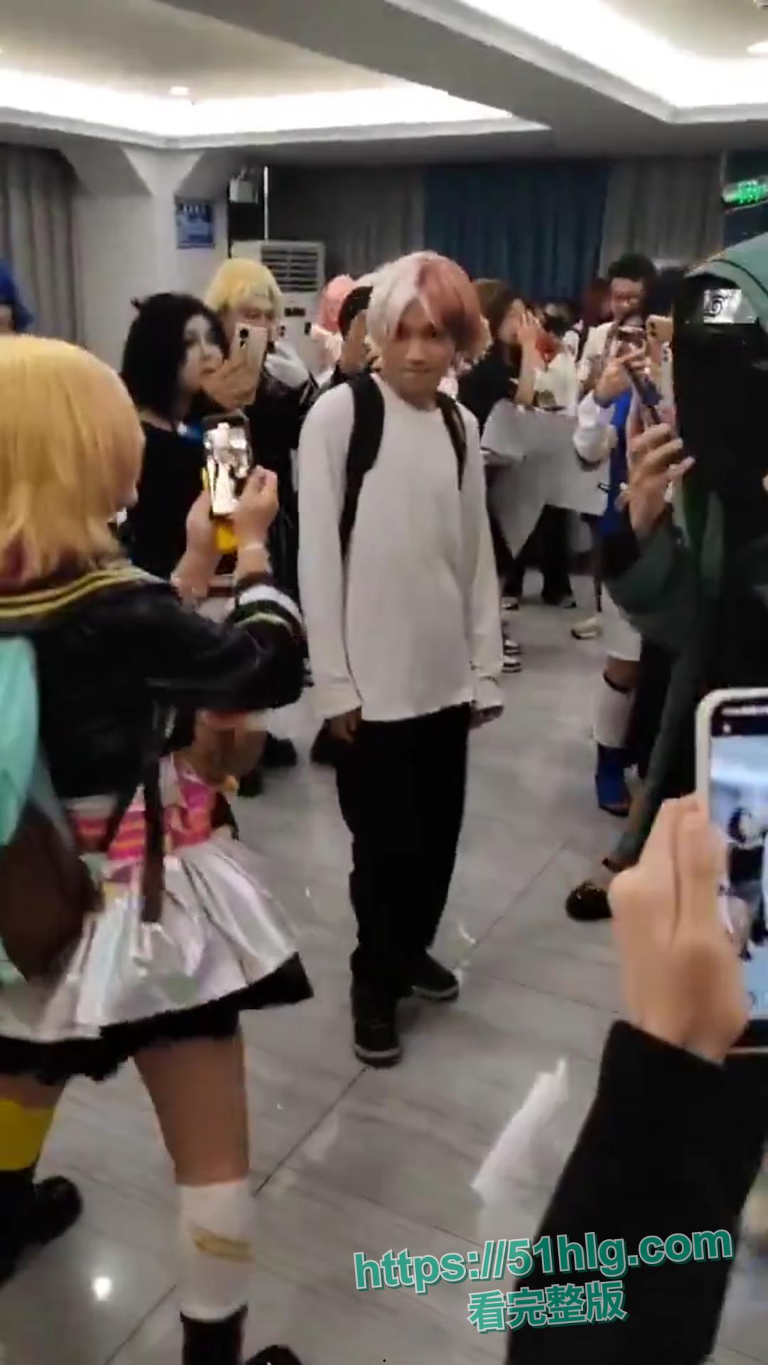 【四川遂宁】Coser漫展发生血案 一男子被多人霸凌后掏出小刀进行反杀 现场顿时乱成一片 莫欺负老实人-2