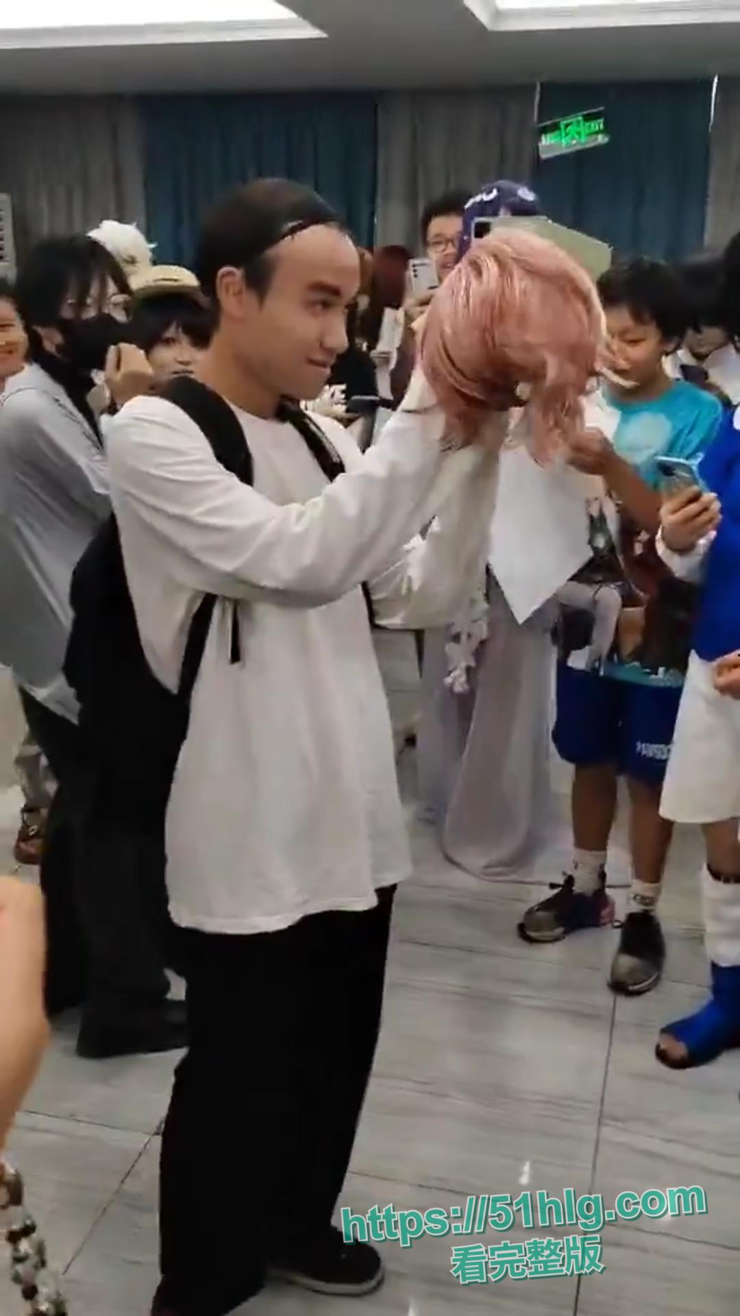 【四川遂宁】Coser漫展发生血案 一男子被多人霸凌后掏出小刀进行反杀 现场顿时乱成一片 莫欺负老实人-3