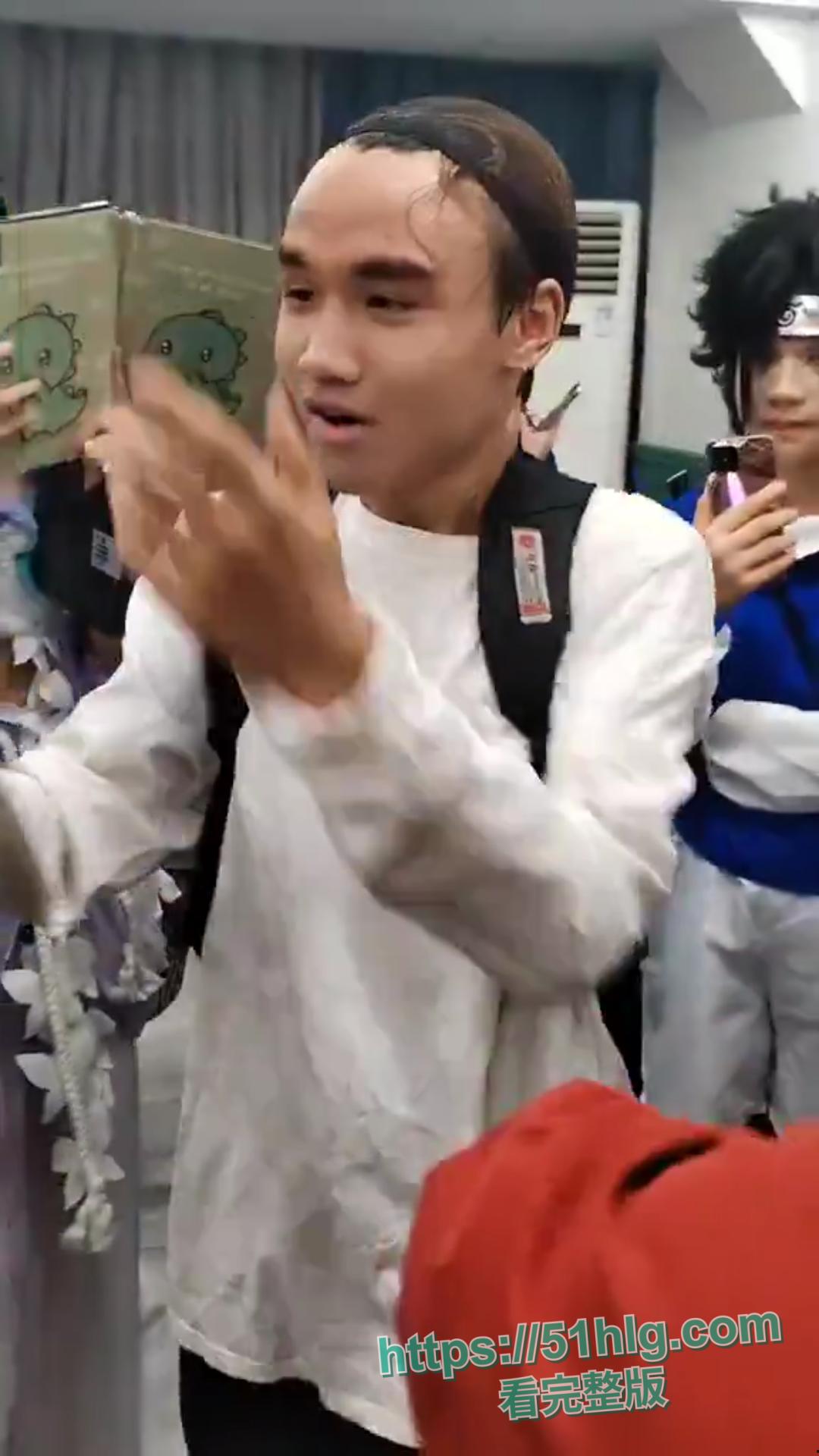 【四川遂宁】Coser漫展发生血案 一男子被多人霸凌后掏出小刀进行反杀 现场顿时乱成一片 莫欺负老实人-4