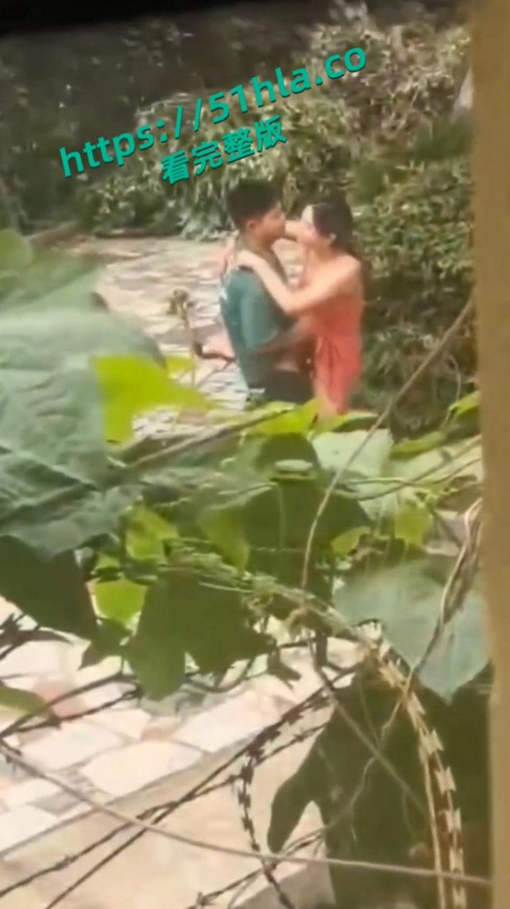 年轻男女户外打野激情，抠逼口交火辣开场，无套抽插狂操野外激情挑逗感官！-5