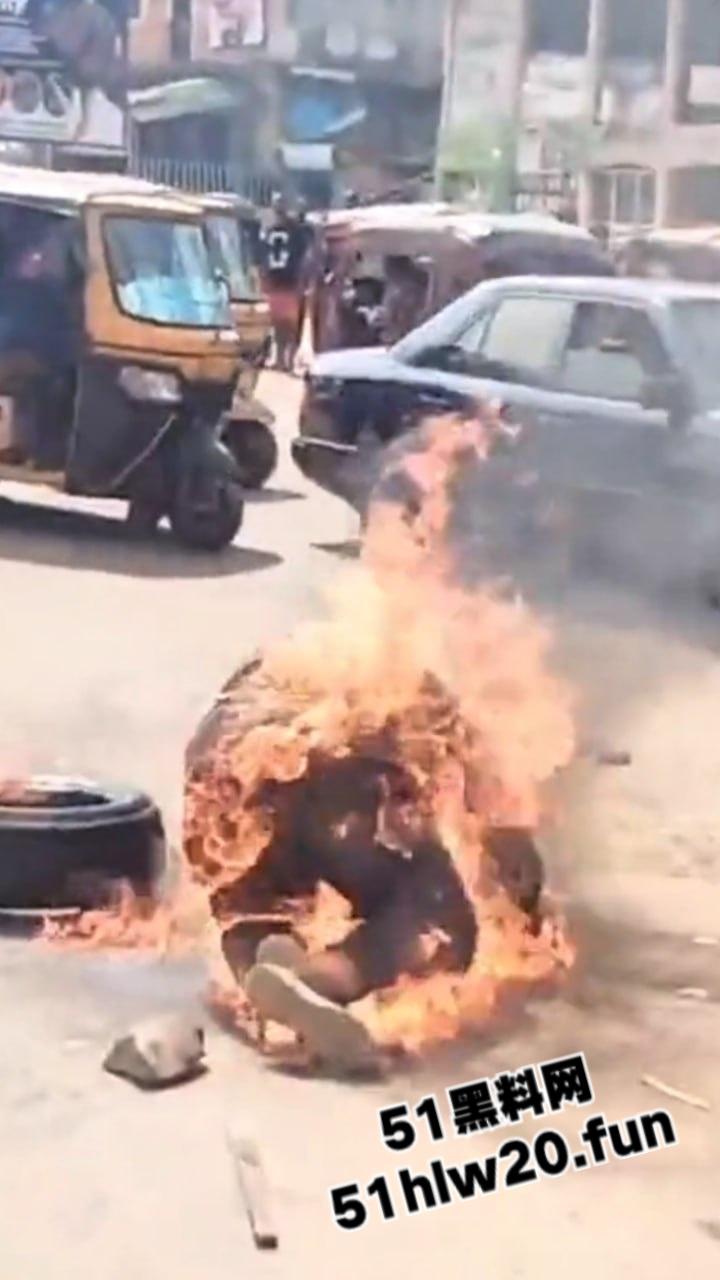 尼日利亚私刑现场，暴徒试图抢夺三轮车失败围观群众拒绝报警，改用私刑套轮胎烧人现场视频曝光。-4