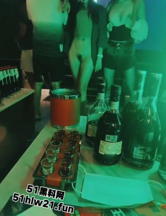 爆料不知名地下KTV淫乱尺度十级打码，坐台小姐大方摸奶抠逼光着屁股漏毛嬉戏。-4