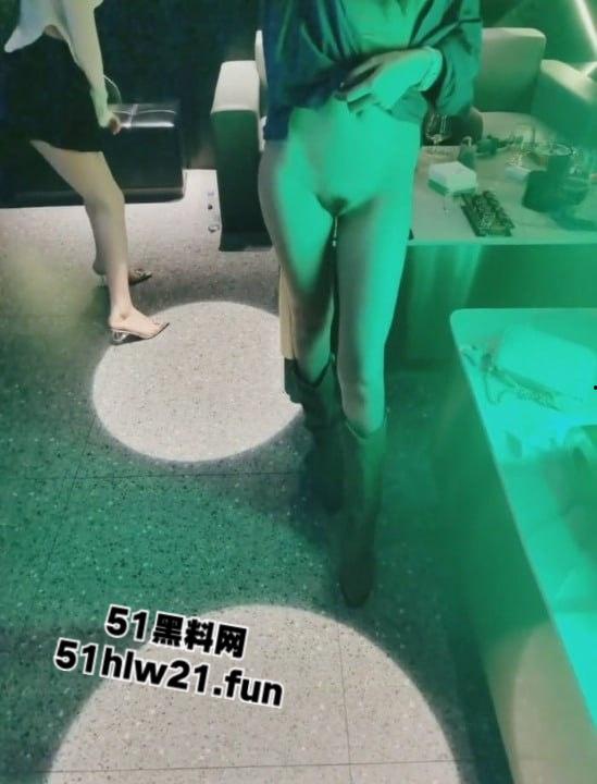 爆料不知名地下KTV淫乱尺度十级打码，坐台小姐大方摸奶抠逼光着屁股漏毛嬉戏。-8