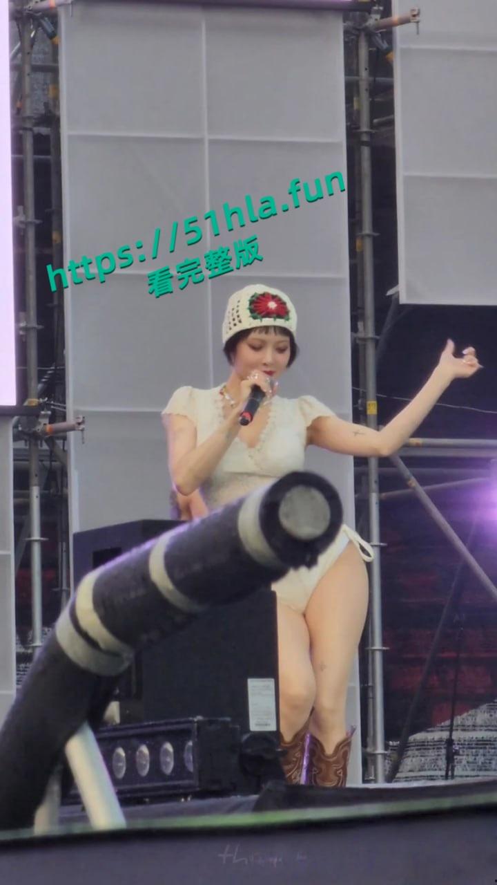 韩国人气明星【泫雅】清凉献唱舞台上火辣热舞，台下观众水枪互动呲水，湿身诱惑性感身躯完美展示！-1